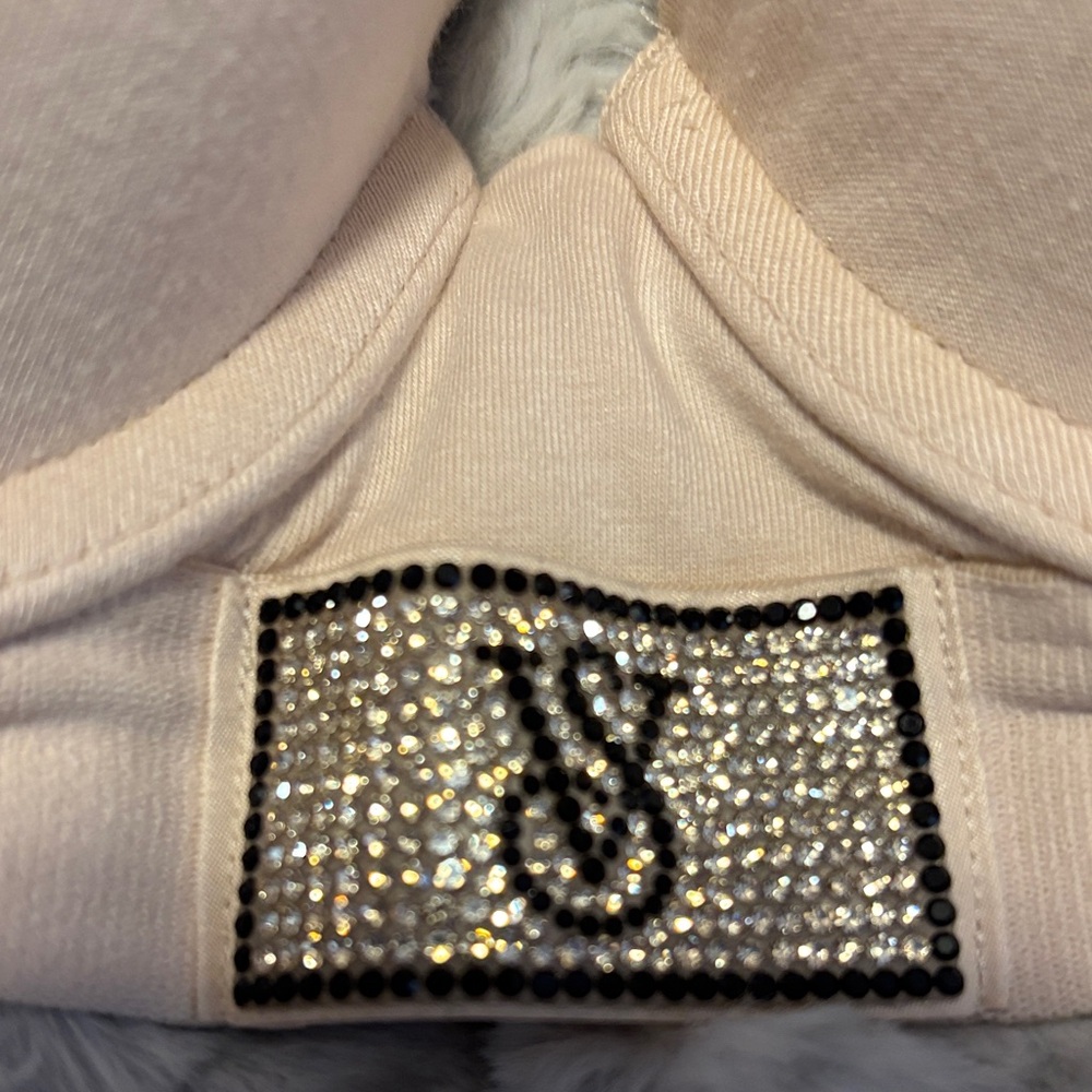 Victoria's Secret Cream Push-Up Bra. - Picture 10 of 10